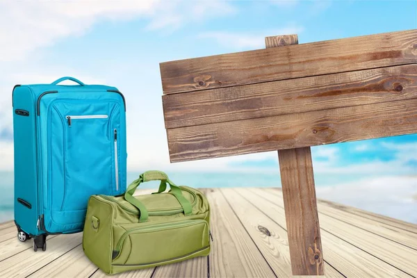 Kolorowe walizki i plecak — Zdjęcie stockowe