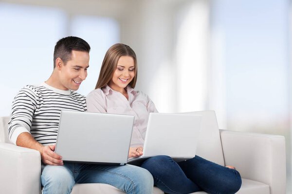 Пара с ноутбуком дома