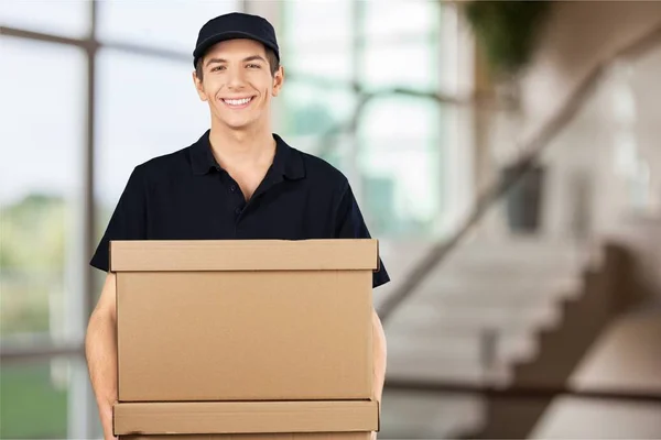 Homem de entrega com área de transferência — Fotografia de Stock