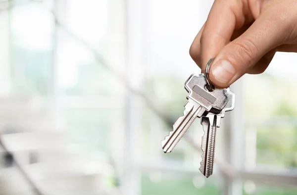 Hus nycklar i hand — Stockfoto