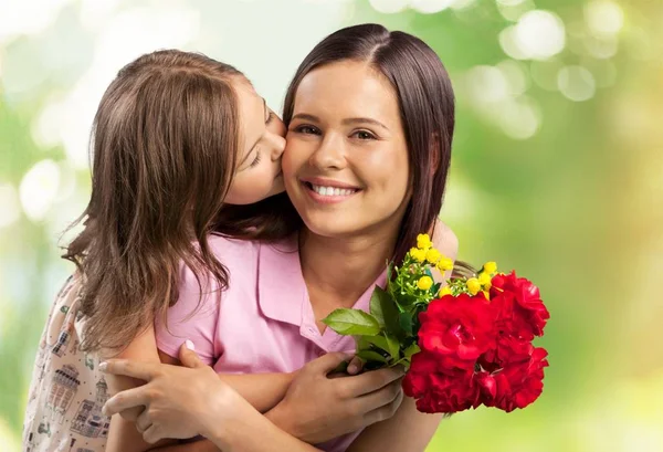 Moeder en dochter met bloemen — Stockfoto