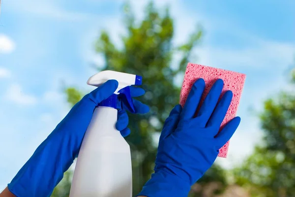 Guantes manos ventana de limpieza — Foto de Stock