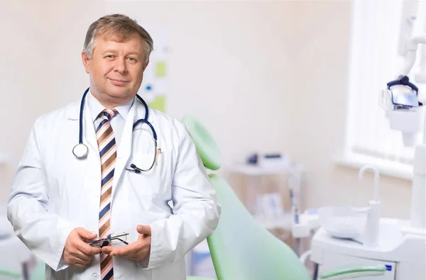 Lekarz z stetoskop uśmiechający się — Zdjęcie stockowe