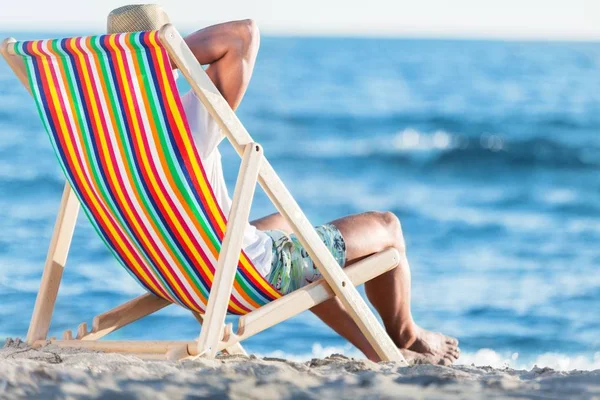 Homem relaxante na costa do mar — Fotografia de Stock