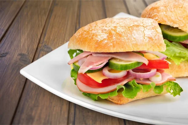 Smakelijke hamburger met groenten — Stockfoto