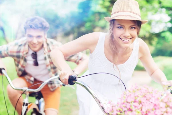 Paar paardrijden fietsen — Stockfoto