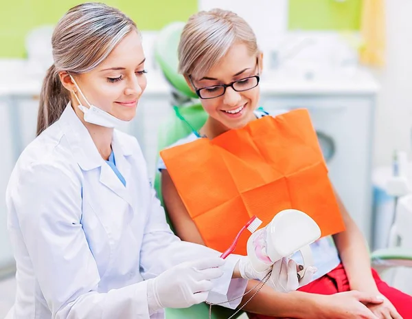 Paciente mujer que recibe tratamiento dental — Foto de Stock