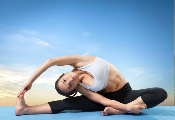 Mujer haciendo yoga —  Fotos de Stock