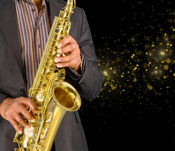 Homem tocando no saxofone — Fotografia de Stock