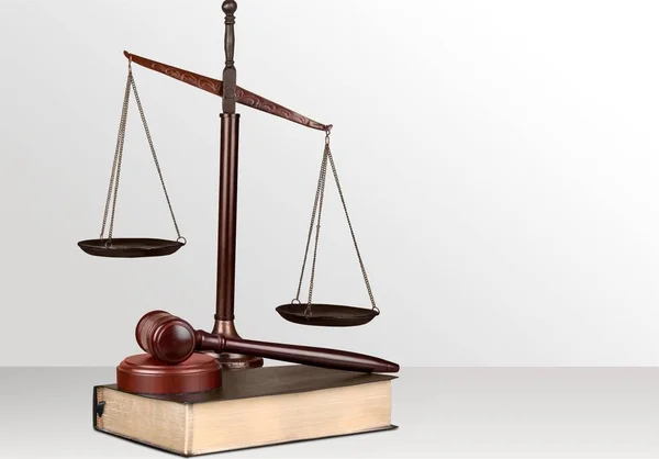 Justice Scales and wooden gavel — Stock Photo, Image