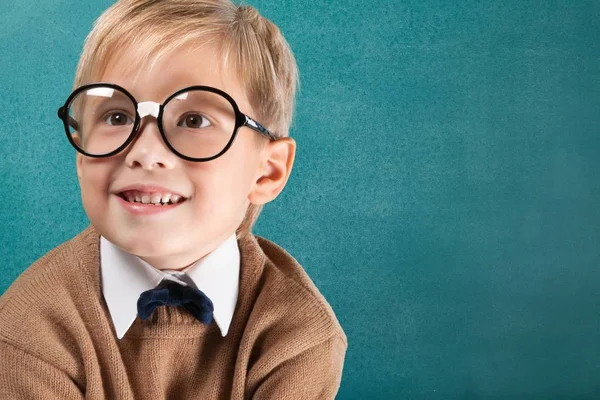 Jonge jongen in glazen denken — Stockfoto