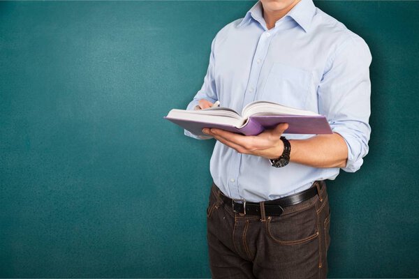 старший человек с открытой книгой
 