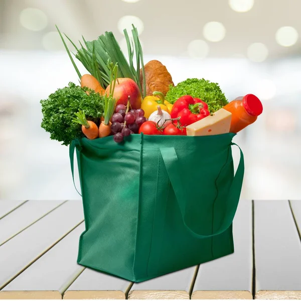 Bolsa de compras con productos de alimentación — Foto de Stock