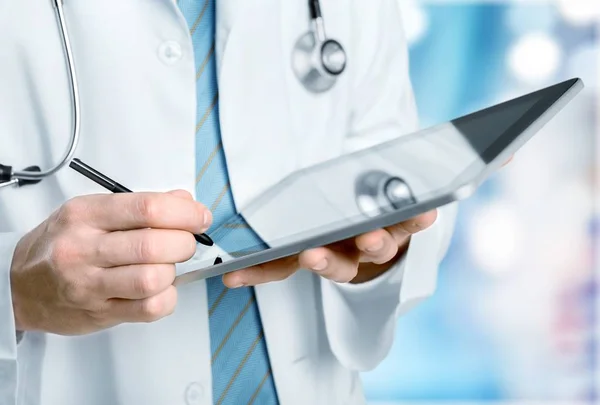Dottore maschio in possesso di tablet digitale — Foto Stock