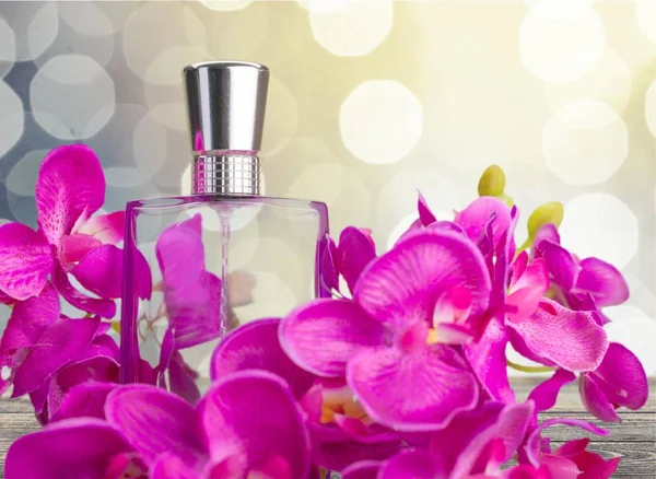 Parfémy láhev a květiny — Stock fotografie