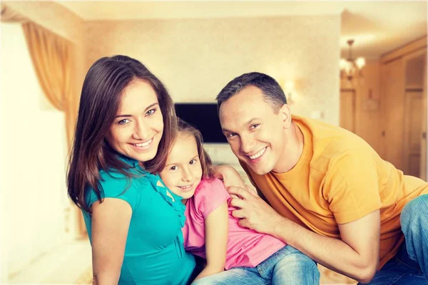 Счастливая улыбающаяся семья с дочкой — стоковое фото