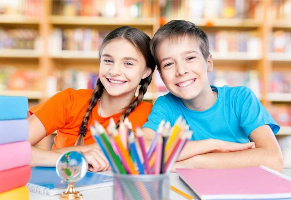 Niños de escuela amigables con libros —  Fotos de Stock