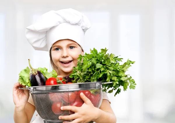 Petite fille préparant des aliments sains — Photo