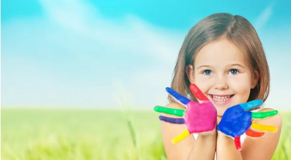 Niña mostrando las manos pintadas —  Fotos de Stock