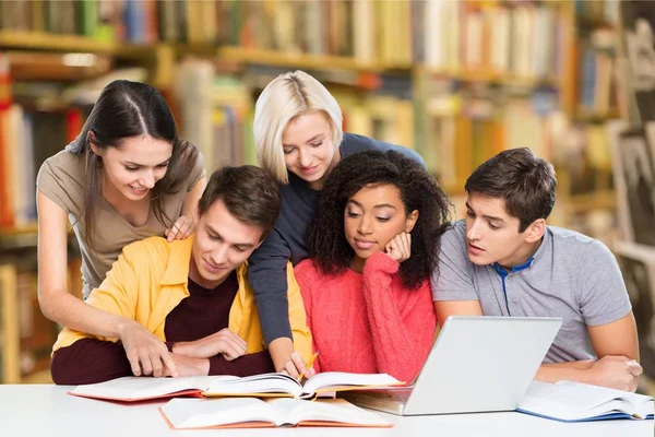 Grupo de Estudantes com Computador — Fotografia de Stock