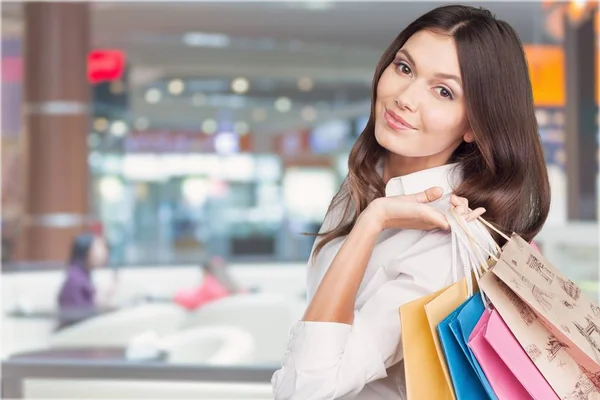 Mujer joven con bolsas de compras —  Fotos de Stock