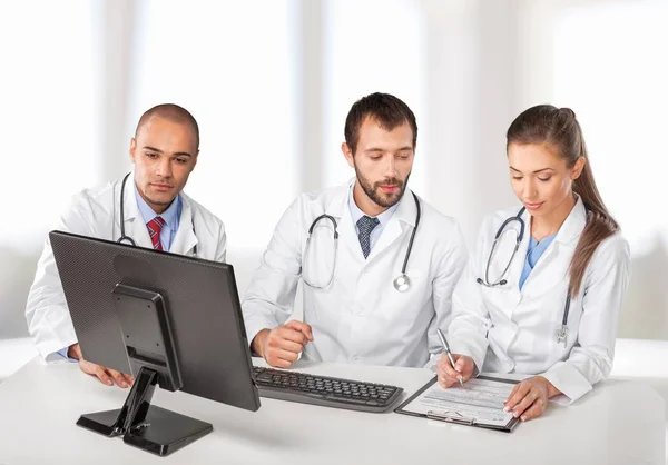 Doctors team talking expertise — Stock Photo, Image