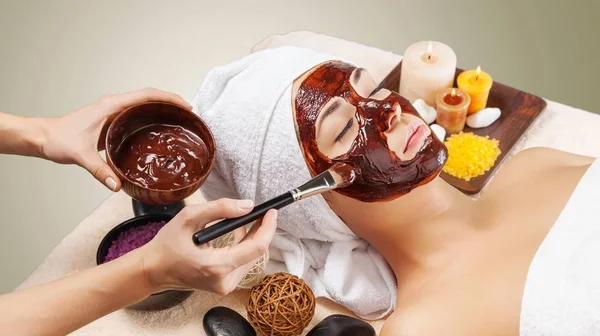 Mujer joven en el spa del salón —  Fotos de Stock