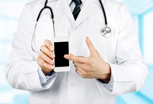 Médico apontando para smartphone — Fotografia de Stock