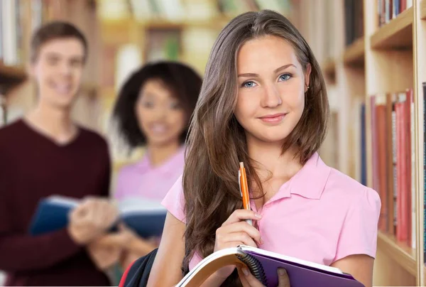 Student meisje bedrijf notebook — Stockfoto