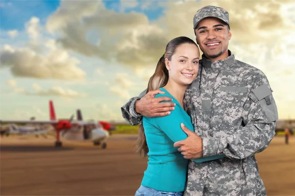 그의 아내와 웃는 군인 — 스톡 사진