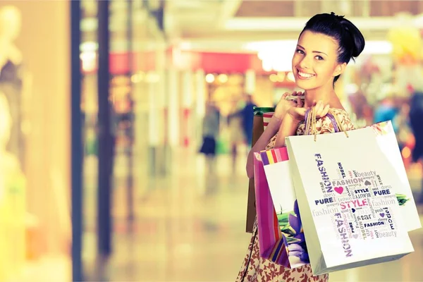 Mujer joven con bolsas de compras — Foto de Stock