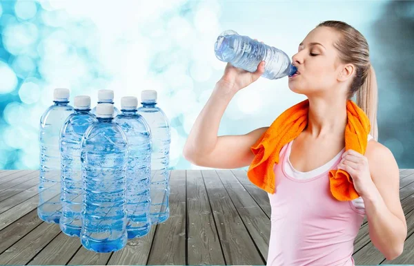 Mujer joven beber agua — Foto de Stock