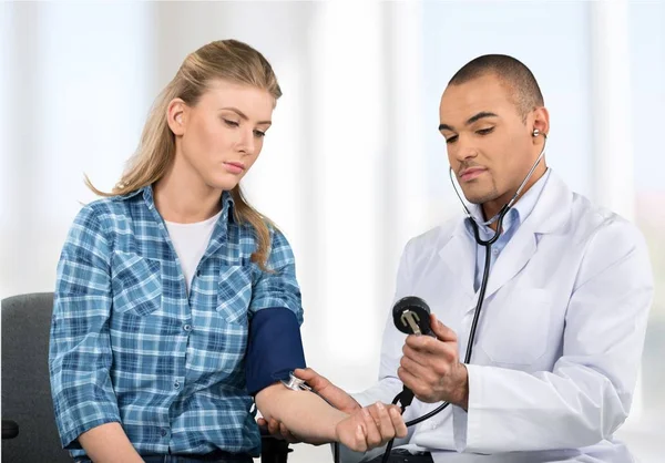 Médico mide la presión al paciente —  Fotos de Stock