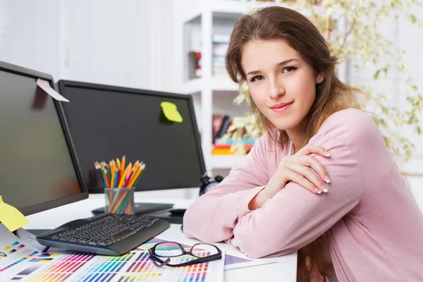 Young businesswoman with computer — Stock Photo, Image