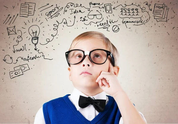 düşünme gözlüklü genç çocuk