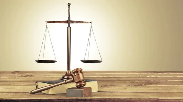Justice Scales and wooden gavel — Stock Photo, Image