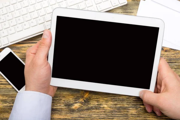 Homem de negócios usando tablet digital — Fotografia de Stock