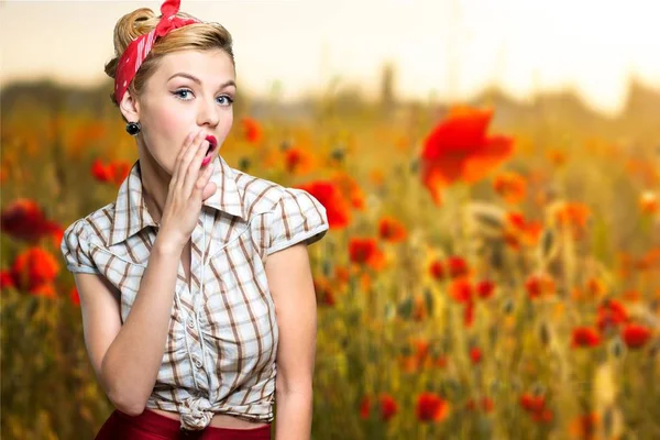 Nette Frau auf der Sommerwiese — Stockfoto