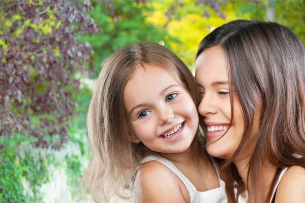 Junge Frau mit kleinem Mädchen — Stockfoto