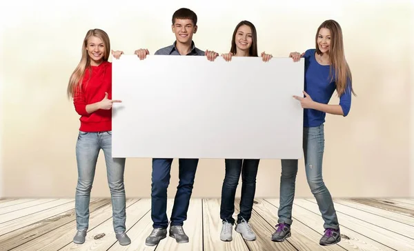 Adolescentes sosteniendo banner en blanco — Foto de Stock