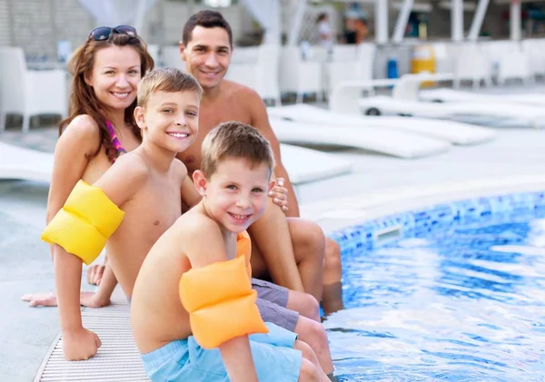 Mooie familie in de buurt van zwembad — Stockfoto