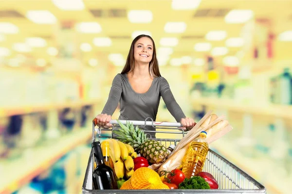 식료품가 게에서 쇼핑 하는 젊은 여자 — 스톡 사진
