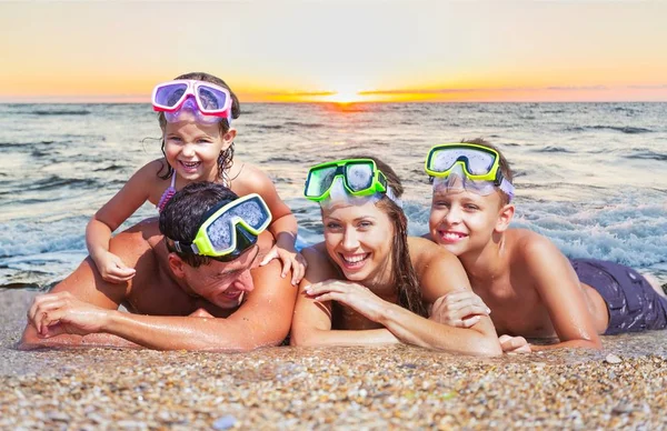 Schöne Familie am Strand — Stockfoto