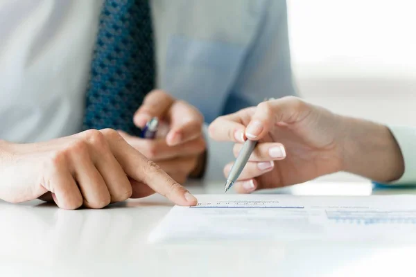 Empresários fazendo relatório — Fotografia de Stock