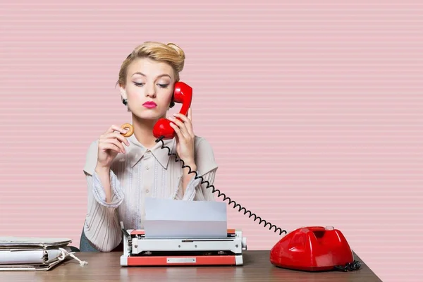 赤い電話で若い秘書 — ストック写真