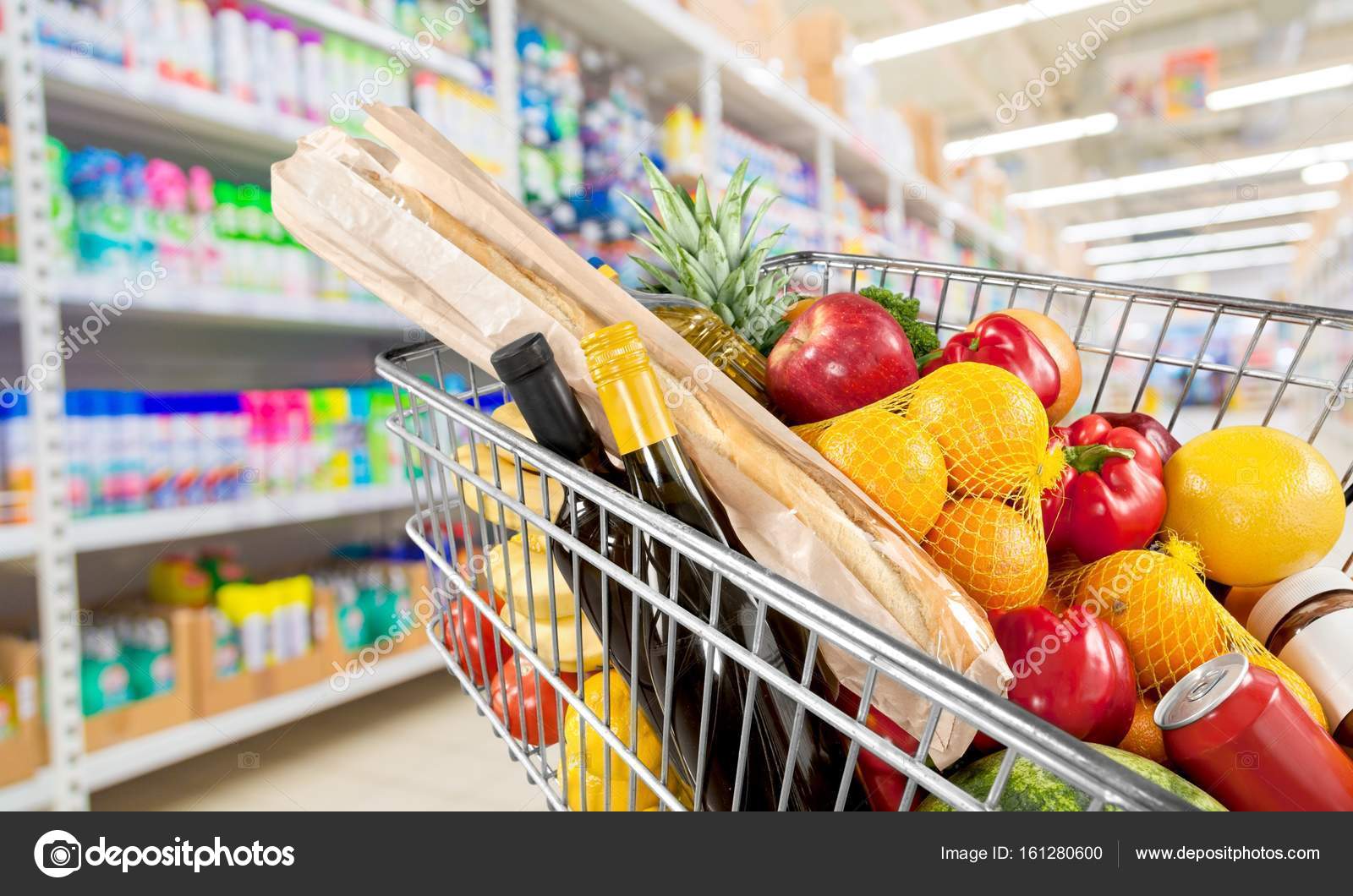 Корзина с продуктами продуктов в магазине