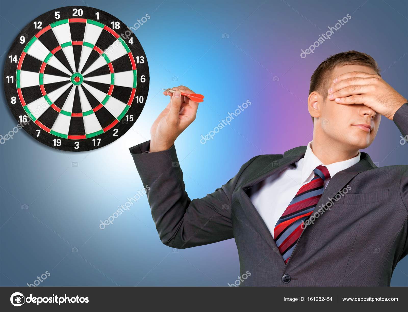 человек дротик. дартс с закрытыми глазами. дартс человек. человек дротик. соревнования по дартсу.