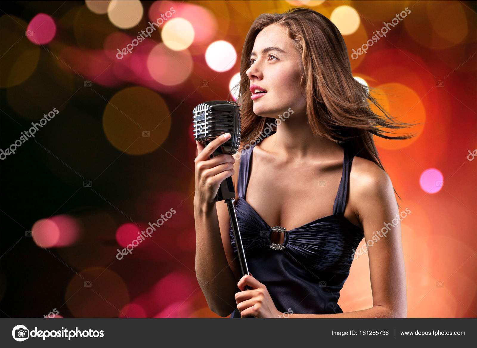 Молодая Женщина Поет Стоковое Фото ©billiondigital 161285738