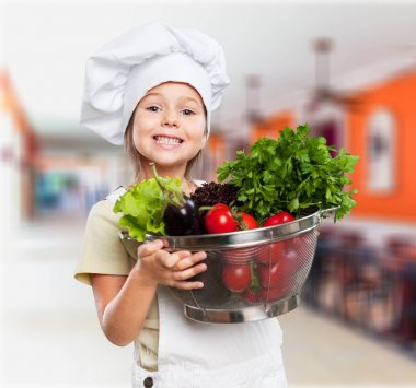küçük kız sağlıklı gıda hazırlama