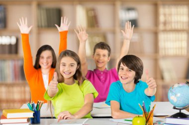 Okullu çocuklar sınıfta.